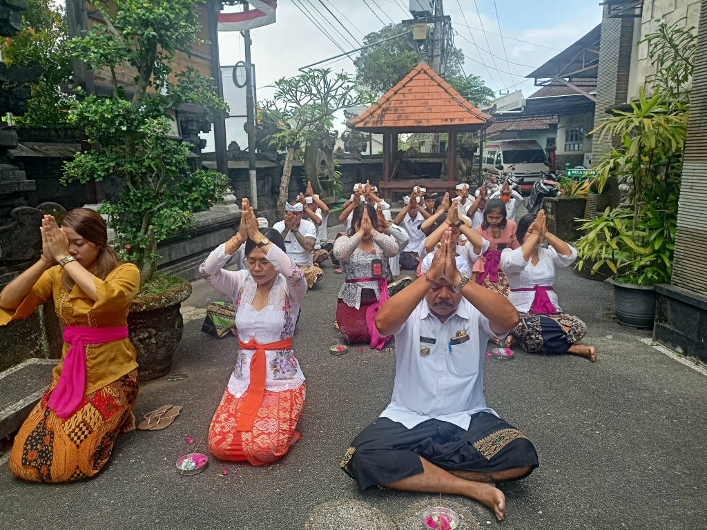 Kegiatan Rutin Pemerintahan Desa Sembung  dengan Persembahyangan Bersama dalam Rangka Rahina Tilem Sasih Jiyestha